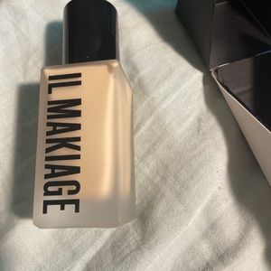 IL Makiage Woke Up Like This Foundation Shade 20